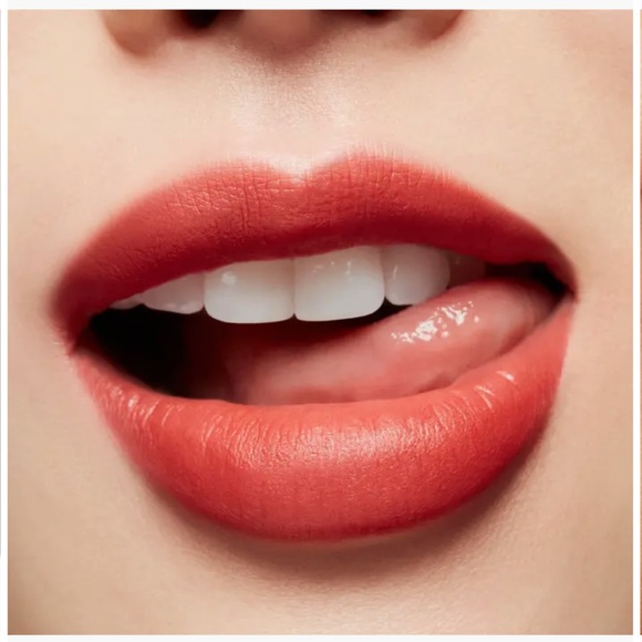 MAC Powder Kiss Liquid Lipcolour - devoted to chili - Picture 3 of 9